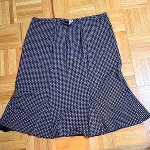Gap black and white stretchy, tulip style skirt.